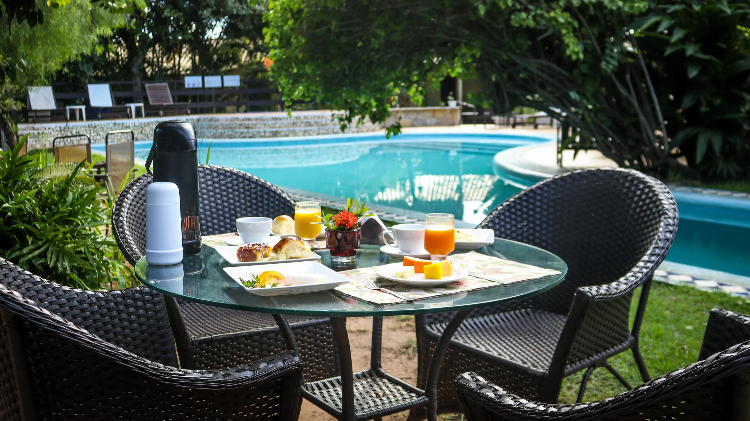 Café da manhã no jardim